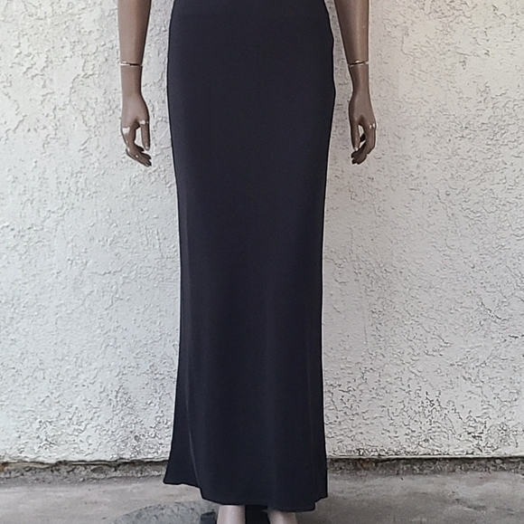 Black Bodyhugging Slinkly Gown - Picture 6 of 15
